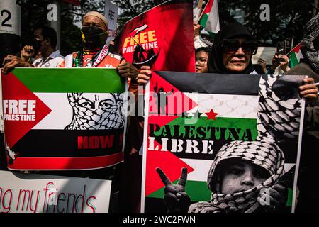 Bangkok, Bangkok, Thailand. Januar 2024. 13. Januar 2024, Bangkok, thailändisch-muslimische Demonstranten schreien Parolen und halten Plakate bei einem Protest, der zu einem dauerhaften Waffenstillstand im Gazastreifen anlässlich des Globalen Aktionstages für Gaza in der US-Botschaft in Bangkok aufruft. (Kreditbild: © Wissarut Weerasopon/ZUMA Press Wire) NUR REDAKTIONELLE VERWENDUNG! Nicht für kommerzielle ZWECKE! Stockfoto