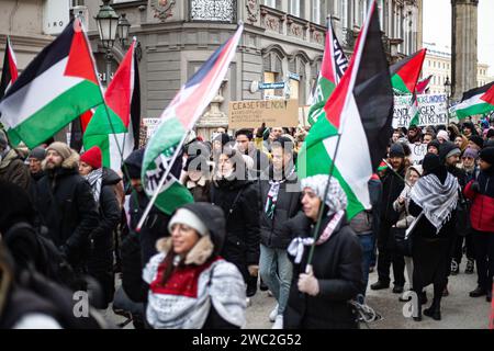 München, Deutschland. Januar 2024. Am 13. Januar 2024 versammelten sich Hunderte in München, um für einen sofortigen Waffenstillstand im Nahen Osten zu protestieren und ihre Solidarität mit den Palästinensern zu zeigen. Sie betrauerten die Opfer in Palästina, forderten Frieden für Gaza und verlangten ein Ende des Krieges. (Foto: Alexander Pohl/SIPA USA) Credit: SIPA USA/Alamy Live News Stockfoto