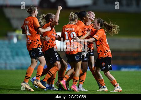 Lilyfield, Australien. Januar 2024. Das Team von Brisbane Roar FC feiert ein Tor während des Unite Round-Spiels der A-League 2023/24 der Frauen zwischen Newcastle Jets und Brisbane Roar FC, das im Leichhardt Oval ausgetragen wird. Endergebnis: Newcastle Jets 2:1 Brisbane Roar FC. (Foto: Luis Veniegra/SOPA Images/SIPA USA) Credit: SIPA USA/Alamy Live News Stockfoto