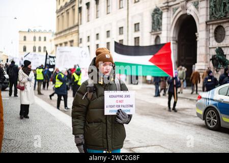 Gegendemonstrantin Jennifer Schröder: „ Die Entführung von Juden ist kein Kampf für Palästina #BringthemHome“. Am 13.01.2024 versammelten sich erneut hunderte Menschen, um für einen sofortigen Waffenstillstand im sog. Nah-Ost-Konflikt zu demonstrieren und um ihre Solidarität mit Palästina zu zeigen. Sie trauerten um die Toten in Palästina und forderten Frieden für Gaza und einen Stopp des Krieges. -- Gegenprotestentin Jenny Schroeder: "Juden zu entführen ist kein Kampf für Palästina #BringthemHome". Am 13. Januar 2024 versammelten sich Hunderte in München, um für einen sofortigen Waffenstillstand in Th zu protestieren Stockfoto