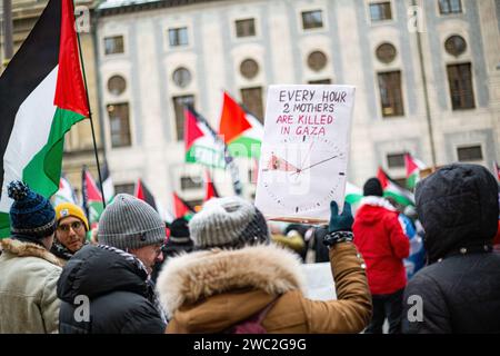 München, Deutschland. Januar 2024. Am 13. Januar 2024 versammelten sich Hunderte in München, um für einen sofortigen Waffenstillstand im Nahen Osten zu protestieren und ihre Solidarität mit den Palästinensern zu zeigen. Sie betrauerten die Opfer in Palästina, forderten Frieden für Gaza und verlangten ein Ende des Krieges. (Foto: Alexander Pohl/SIPA USA) Credit: SIPA USA/Alamy Live News Stockfoto