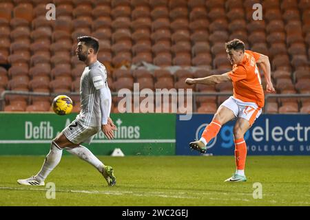 Matty Virtue of Blackpool schießt während des Spiels der Sky Bet League 1 Blackpool gegen Exeter City in Bloomfield Road, Blackpool, Vereinigtes Königreich, 13. Januar 2024 (Foto: Craig Thomas/News Images) Stockfoto