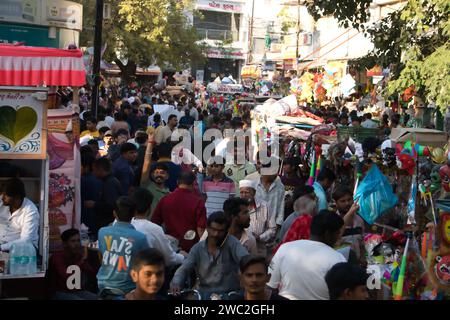 Rajkot, Indien. Januar 2024. Riesige Menschenmassen haben sich im Sadar Basar zum Einkaufen versammelt, um die Feierlichkeiten von Makar Sankranti 2024 zu feiern. Quelle: Nasirkhan Davi/Alamy Live News Stockfoto