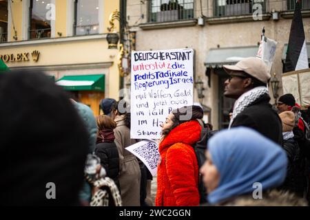 München, Deutschland. Januar 2024. Am 13. Januar 2024 versammelten sich Hunderte in München, um für einen sofortigen Waffenstillstand im Nahen Osten zu protestieren und ihre Solidarität mit den Palästinensern zu zeigen. Sie betrauerten die Opfer in Palästina, forderten Frieden für Gaza und verlangten ein Ende des Krieges. (Foto: Alexander Pohl/SIPA USA) Credit: SIPA USA/Alamy Live News Stockfoto