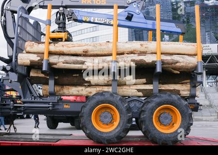 Der Autotransport von Bauholz. Großer Truck mit Brennholz... Holzwagen mit Baumstämmen auf der Ausstellung. Stockfoto