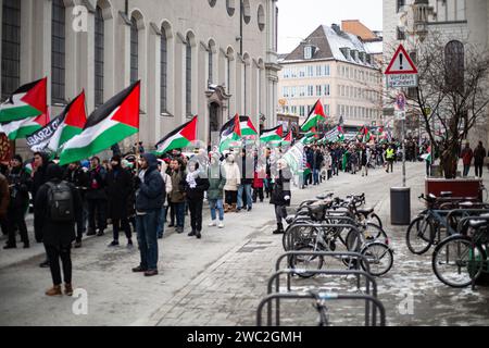 München, Deutschland. Januar 2024. Am 13. Januar 2024 versammelten sich Hunderte in München, um für einen sofortigen Waffenstillstand im Nahen Osten zu protestieren und ihre Solidarität mit den Palästinensern zu zeigen. Sie betrauerten die Opfer in Palästina, forderten Frieden für Gaza und verlangten ein Ende des Krieges. (Foto: Alexander Pohl/SIPA USA) Credit: SIPA USA/Alamy Live News Stockfoto