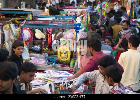 Rajkot, Indien. Januar 2024. Auf dem Sadar Basar haben sich große Menschenmassen versammelt, um Makar Sankranti, Uttarayan und das Kite Festival in Kite Festival 2024 zu kaufen. Quelle: Nasirkhan Davi/Alamy Live News Stockfoto