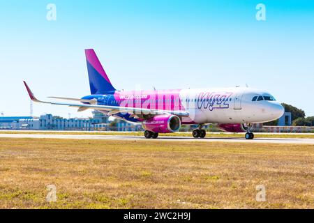 Boryspil, Ukraine - 10. September 2019: Flugzeug Airbus A320 (HA-LSA) von Wizzair auf dem Flughafen Boryspil Stockfoto