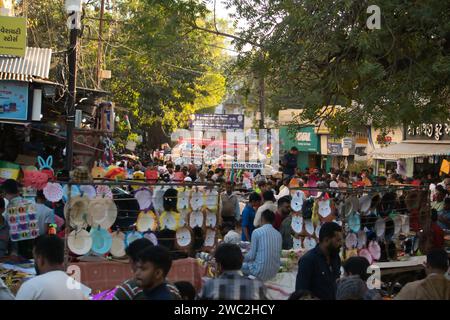 Rajkot, Indien. Januar 2024. Zum Gedenken an Uttarayan 2024 versammelten sich große Menschenmassen im Sadar Basar, um Makar Sankranti 2024 zu kaufen. Quelle: Nasirkhan Davi/Alamy Live News Stockfoto