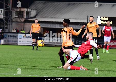 Sulley Kaikai (14 Cambridge United), der von Shaun Rooney (26 Fleetwood) herausgefordert wurde, trifft am Samstag, den 13. Januar 2024 im Cledara Abbey Stadium in Cambridge im Sky Bet League 1 Spiel zwischen Cambridge United und Fleetwood Town. (Foto: Kevin Hodgson | MI News) Credit: MI News & Sport /Alamy Live News Stockfoto