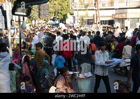 Rajkot, Indien. Januar 2024. Die Menschen haben sich auf dem Sadar Basar versammelt, um Drachen und Streicher zu kaufen, das Kite Festival 2024. Quelle: Nasirkhan Davi/Alamy Live News Stockfoto