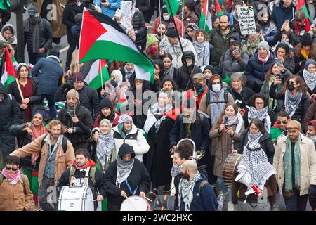 London, Großbritannien. Januar 2024. Tausende von Menschen marschieren entlang der Botschaft und rufen zu einem Waffenstillstand in Gaza auf. Quelle: Anna Watson/Alamy Live News Stockfoto