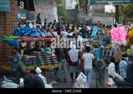 Rajkot, Indien. Januar 2024. Die Menge versammelte sich in Harihar Chowk von Rajkot, um Drachen und Streicher zu kaufen, das Kite Festival 2024. Quelle: Nasirkhan Davi/Alamy Live News Stockfoto