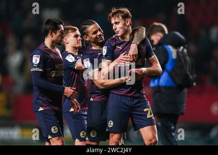 Hector Kyprianou von Peterborough United feiert nach dem letzten Pfiff zusammen mit Jadel Katongo von Peterborough United während des Spiels der Sky Bet League One im Valley, London. Bilddatum: Samstag, 13. Januar 2024. Stockfoto