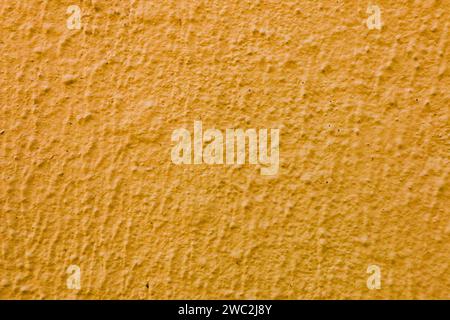 Relief-Textur der orangen Farbe an der Wand. Stockfoto