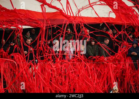 Enschede, Niederlande. Januar 2024. ENSCHEDE, NIEDERLANDE - 13. JANUAR: Die Fans wurden während des niederländischen Eredivisie-Spiels zwischen dem FC Twente und AZ in Grolsch Veste am 13. Januar 2024 in Enschede, Niederlande, mit Konfetti versorgt. (Foto von Peter Lous/Orange Pictures) Credit: Orange Pics BV/Alamy Live News Stockfoto