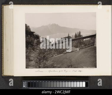 Zug auf der Schnurtobelbrücke des Rigis poorbaan, Photoglob & Co., ca. 1880 - ab 1899 Foto Teil des Reisealbums mit Sehenswürdigkeiten in Deutschland, Österreich, der Schweiz, Luxemburg und Belgien. Luzerner Papier. Unterstützung für Fotos. Druckfarbenkollotypenlandschaft mit Brücke, Viadukt oder Aquädukt. Standseilbahn Luzern Stockfoto