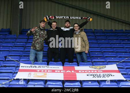 Birkenhead, Großbritannien. Januar 2024. MK Dons Fans auf den Tribünen. EFL Skybet Football League Two Match, Tranmere Rovers gegen MK Dons im Prenton Park, Birkenhead, Wirral am Samstag, den 13. Januar 2024. Dieses Bild darf nur für redaktionelle Zwecke verwendet werden. Nur redaktionelle Verwendung, .PIC von Chris Stading/ Credit: Andrew Orchard Sportfotografie/Alamy Live News Stockfoto