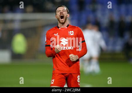 Birkenhead, Großbritannien. Januar 2024. Alex Gilbey von Milton Keynes Dons feiert den Sieg am Ende des Spiels. EFL Skybet Football League Two Match, Tranmere Rovers gegen MK Dons im Prenton Park, Birkenhead, Wirral am Samstag, den 13. Januar 2024. Dieses Bild darf nur für redaktionelle Zwecke verwendet werden. Nur redaktionelle Verwendung, .PIC von Chris Stading/ Credit: Andrew Orchard Sportfotografie/Alamy Live News Stockfoto