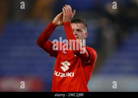 Birkenhead, Großbritannien. Januar 2024. Joe Tomlinson von Milton Keynes Dons feiert den Sieg am Ende des Spiels. EFL Skybet Football League Two Match, Tranmere Rovers gegen MK Dons im Prenton Park, Birkenhead, Wirral am Samstag, den 13. Januar 2024. Dieses Bild darf nur für redaktionelle Zwecke verwendet werden. Nur redaktionelle Verwendung, .PIC von Chris Stading/ Credit: Andrew Orchard Sportfotografie/Alamy Live News Stockfoto