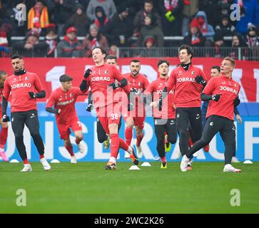 Freiburg Im Breisgau, Deutschland. Januar 2024. Die Spieler des SC Freiburg beim Warmlaufen, GER, SC Freiburg vs. 1. FC Union Berlin, Sport, Fußball, Herren, Bundesliga, 17. Spieltag, Spielzeit 2023/2024, 13.01.2024, (DFL-VORSCHRIFTEN VERBIETEN JEDE VERWENDUNG VON FOTOGRAFIEN ALS BILDSEQUENZEN UND/ODER QUASI-VIDEO) Foto: Eibner-Pressefoto/Silas Schueller Credit: dpa/Alamy Live News Stockfoto