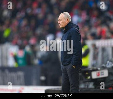Freiburg Im Breisgau, Deutschland. Januar 2024. Christian Streich (SC Freiburg, Chef-Trainer) verfolgt das Spiel konzentriert, GER, SC Freiburg vs. 1. FC Union Berlin, Sport, Fußball, Herren, Bundesliga, 17. Spieltag, Spielzeit 2023/2024, 13.01.2024, (DFL-VORSCHRIFTEN VERBIETEN JEDE VERWENDUNG VON FOTOGRAFIEN ALS BILDSEQUENZEN UND/ODER QUASI-VIDEO) Foto: Eibner-Pressefoto/Silas Schueller Credit: dpa/Alamy Live News Stockfoto