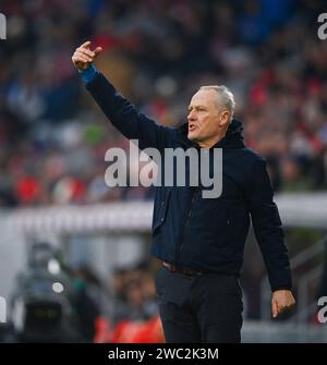 Freiburg Im Breisgau, Deutschland. Januar 2024. Christian Streich (SC Freiburg, Chef-Trainer) beim Coaching seiner Mannschaft, GER, SC Freiburg vs. 1. FC Union Berlin, Sport, Fußball, Herren, Bundesliga, 17. Spieltag, Spielzeit 2023/2024, 13.01.2024, (DFL-VORSCHRIFTEN VERBIETEN JEDE VERWENDUNG VON FOTOGRAFIEN ALS BILDSEQUENZEN UND/ODER QUASI-VIDEO) Foto: Eibner-Pressefoto/Silas Schueller Credit: dpa/Alamy Live News Stockfoto