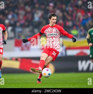 Freiburg Im Breisgau, Deutschland. Januar 2024. Merlin Roehl (SC Freiburg, #34) am Ball, GER, SC Freiburg vs. 1. FC Union Berlin, Sport, Fußball, Herren, Bundesliga, 17. Spieltag, Spielzeit 2023/2024, 13.01.2024, (DFL-VORSCHRIFTEN VERBIETEN JEDE VERWENDUNG VON FOTOGRAFIEN ALS BILDSEQUENZEN UND/ODER QUASI-VIDEO) Foto: Eibner-Pressefoto/Silas Schueller Credit: dpa/Alamy Live News Stockfoto