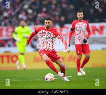 Freiburg Im Breisgau, Deutschland. Januar 2024. Vincenzo Grifo (SC Freiburg, #32) am Ball, GER, SC Freiburg vs. 1. FC Union Berlin, Sport, Fußball, Herren, Bundesliga, 17. Spieltag, Spielzeit 2023/2024, 13.01.2024, (DFL-VORSCHRIFTEN VERBIETEN JEDE VERWENDUNG VON FOTOGRAFIEN ALS BILDSEQUENZEN UND/ODER QUASI-VIDEO) Foto: Eibner-Pressefoto/Silas Schueller Credit: dpa/Alamy Live News Stockfoto