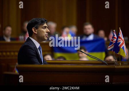 Der ukrainische Präsident Wolodymyr Zelenskyj begrüßt den britischen Premierminister Rishi Sunak am Freitag, den 12. Januar 2024 in Kiew, Ukraine. Sunak war in der ukrainischen Hauptstadt, um das Abkommen über Sicherheitszusammenarbeit zwischen der Ukraine und dem Vereinigten Königreich zu unterzeichnen, das erste bilaterale Abkommen im Rahmen der Gemeinsamen Unterstützungserklärung für die Ukraine, die im Juli 2023 von den G7-Ländern in Vilnius angenommen wurde. Die beiden Führer besuchten auch Militärangehörige, die wegen Wunden behandelt wurden, die im Kampf gegen Russland erlitten wurden. Foto des ukrainischen Ratsvorsitzes auf ABACAPRESS.COM Stockfoto