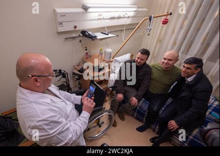 Der ukrainische Präsident Wolodymyr Zelenskyj begrüßt den britischen Premierminister Rishi Sunak am Freitag, den 12. Januar 2024 in Kiew, Ukraine. Sunak war in der ukrainischen Hauptstadt, um das Abkommen über Sicherheitszusammenarbeit zwischen der Ukraine und dem Vereinigten Königreich zu unterzeichnen, das erste bilaterale Abkommen im Rahmen der Gemeinsamen Unterstützungserklärung für die Ukraine, die im Juli 2023 von den G7-Ländern in Vilnius angenommen wurde. Die beiden Führer besuchten auch Militärangehörige, die wegen Wunden behandelt wurden, die im Kampf gegen Russland erlitten wurden. Foto des ukrainischen Ratsvorsitzes auf ABACAPRESS.COM Stockfoto