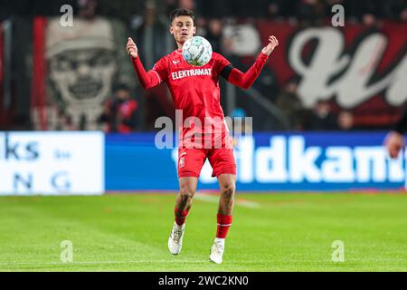 Enschede, Niederlande. Januar 2024. ENSCHEDE, NIEDERLANDE - 13. JANUAR: Mees Hilgers vom FC Twente dribbelt während des niederländischen Eredivisie-Spiels zwischen dem FC Twente und AZ in Grolsch Veste am 13. Januar 2024 in Enschede. (Foto von Peter Lous/Orange Pictures) Credit: Orange Pics BV/Alamy Live News Stockfoto