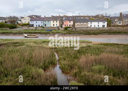 Das Dorf Aberffraw an der Westküste von Anglesey, Nordwales. Häuser neben dem Afon Ffraw. Stockfoto