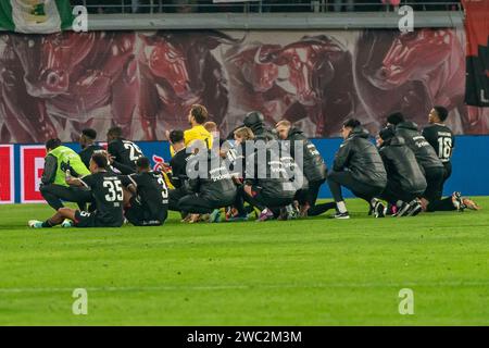 Leipzig, Deutschland 13. Januar 2024: 1.BL - 2023/2024 - RB Leipzig vs. Eintracht Frankfurt im Bild: Die Mannschaft von Eintracht Frankfurt feiert ihren Auswärtssieg mit den Fans in der Fankurve /// DFL-Vorschriften verbieten jede Verwendung von Fotografien als Bildsequenzen und/oder Quasi-Video. /// Stockfoto