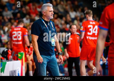 München, Deutschland. Januar 2024. Handball: Europameisterschaft, Tschechische Republik - Portugal, Vorrunde, Gruppe F, Spieltag 2. Portugals Trainer Paulo Pereira. Quelle: Marco Wolf/dpa/Alamy Live News Stockfoto