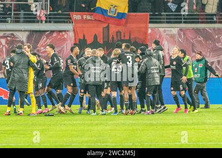 Leipzig, Deutschland 13. Januar 2024: 1.BL - 2023/2024 - RB Leipzig vs. Eintracht Frankfurt im Bild: Die Mannschaft von Eintracht Frankfurt feiert ihren Auswätrssieg mit den Fans in der Fanfurve /// DFL-Vorschriften verbieten jede Verwendung von Fotografien als Bildsequenzen und/oder Quasi-Video. /// Stockfoto