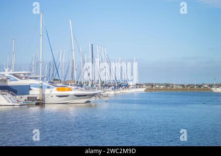 Itajaí-sc, brasilien-januar 11,2024, Boote und Yachten parkten an einem sonnigen Tag im Yachthafen der Stadt. Stockfoto