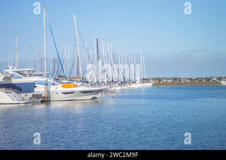 Itajaí-sc, brasilien-januar 11,2024, Boote und Yachten parkten an einem sonnigen Tag im Yachthafen der Stadt. Stockfoto