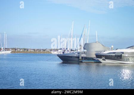 Itajaí-sc, brasilien-januar 11,2024, Boote und Yachten parkten an einem sonnigen Tag im Yachthafen der Stadt. Stockfoto