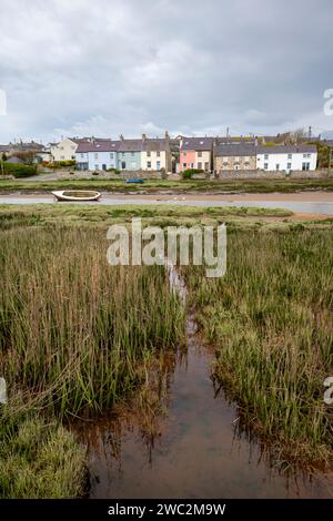 Das Dorf Aberffraw an der Westküste von Anglesey, Nordwales. Häuser neben dem Afon Ffraw. Stockfoto