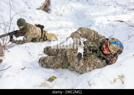 Kiew, Ukraine. Januar 2024. Soldaten in Tarnuniformen werden während einer militärischen Übung für Zivilisten in einer Kampfposition gesehen. Militärische Ausbildung für Zivilisten. Ukrainische Zivilisten nehmen an der letzten Übung eines umfassenden fünftägigen Kurses Teil, in dem die Bürger auf den nationalen Widerstand in der Nähe von Kiew während der russischen Invasion in der Ukraine vorbereitet werden. (Foto: Mykhaylo Palinchak/SOPA Images/SIPA USA) Credit: SIPA USA/Alamy Live News Stockfoto