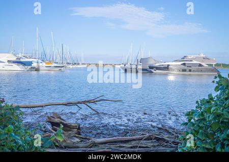 Itajaí-sc, brasilien-januar 11,2024, Boote und Yachten parkten an einem sonnigen Tag im Yachthafen der Stadt. Stockfoto