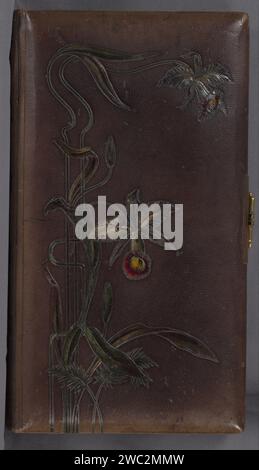 Familienalbum mit hundertundzwanzig Fotos, Anonym, 1860 - 1920 Fotoalbum mit 30 Seiten mit insgesamt 120 Fotos in mit goldenen Linien gerahmten Passepartouts. Das Album enthält 27 Kabinettfotos, 83 Cartes de-Visiting und 10 Fotos anderer Größen. Porträts unbekannter Männer, Frauen und Kinder sowie zwei Fotos eines Hundes sind abgebildet. Nur zwei Personen sind namentlich bekannt, Roger und Raymonde Van Hoecke. Nach den Notizen des Sammlers L.J. Hartkamp handelt es sich um dieselbe Familie wie auf dem Album RP-F-F00687. Die Fotos wurden von verschiedenen belgischen, französischen, niederländischen und niederländisch-indischen Pho aufgenommen Stockfoto