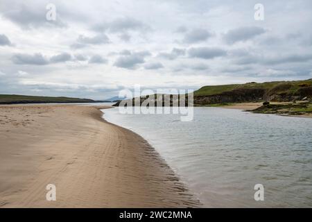 Der Afon Ffraw, bevor er bei Aberffraw an der Westküste von Anglesey in Nordwales auf das Meer trifft. Stockfoto