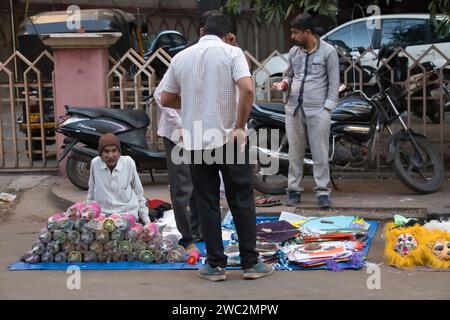 Rajkot, Indien. Januar 2024. Ein alter Mann, der Drachen und Saiten anläßlich von Makar Sankranti auf dem Harihar Chowk Kite Market verkauft. Quelle: Nasirkhan Davi/Alamy Live News Stockfoto