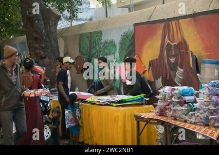 Rajkot, Indien. Januar 2024. Junge Männer verkaufen Drachen anlässlich von Makar Sankranti auf dem Harihar Chowk Kite Market. Quelle: Nasirkhan Davi/Alamy Live News Stockfoto