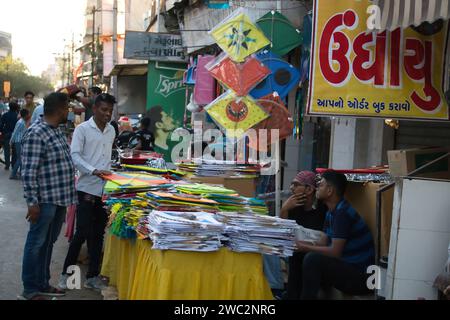 Rajkot, Indien. Januar 2024. Männer, die Drachen zum Makar Sankranti auf dem Sadar Bazar Kite Market kaufen wollen. Quelle: Nasirkhan Davi/Alamy Live News Stockfoto