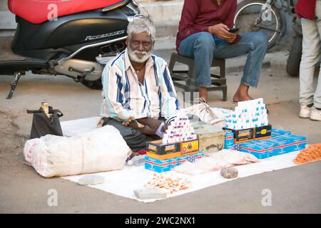 Rajkot, Indien. Januar 2024. Hawker Mann verkauft ihre Sachen auf dem Sadar Bazar Kite Market. Quelle: Nasirkhan Davi/Alamy Live News Stockfoto