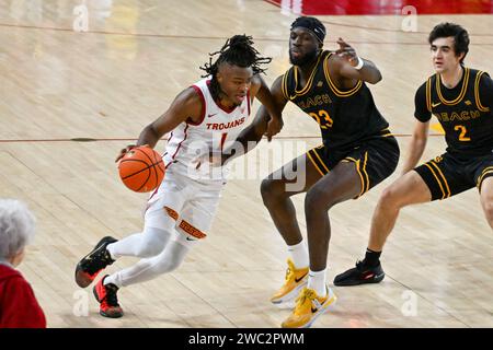 Die Trojaner aus Südkalifornien schützen Isaiah Collier (1) während eines NCAA-Basketballspiels am Sonntag, den 10. Dezember 2023 in Los Angeles. Die USC Trojans verloren gegen die Long Beach State 49ers 84–79. (Dylan Stewart/Bild des Sports) Stockfoto