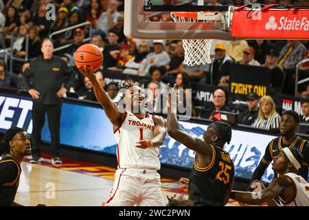 Die Trojaner aus Südkalifornien schützen Isaiah Collier (1) während eines NCAA-Basketballspiels am Sonntag, den 10. Dezember 2023 in Los Angeles. Die USC Trojans verloren gegen die Long Beach State 49ers 84–79. (Dylan Stewart/Bild des Sports) Stockfoto